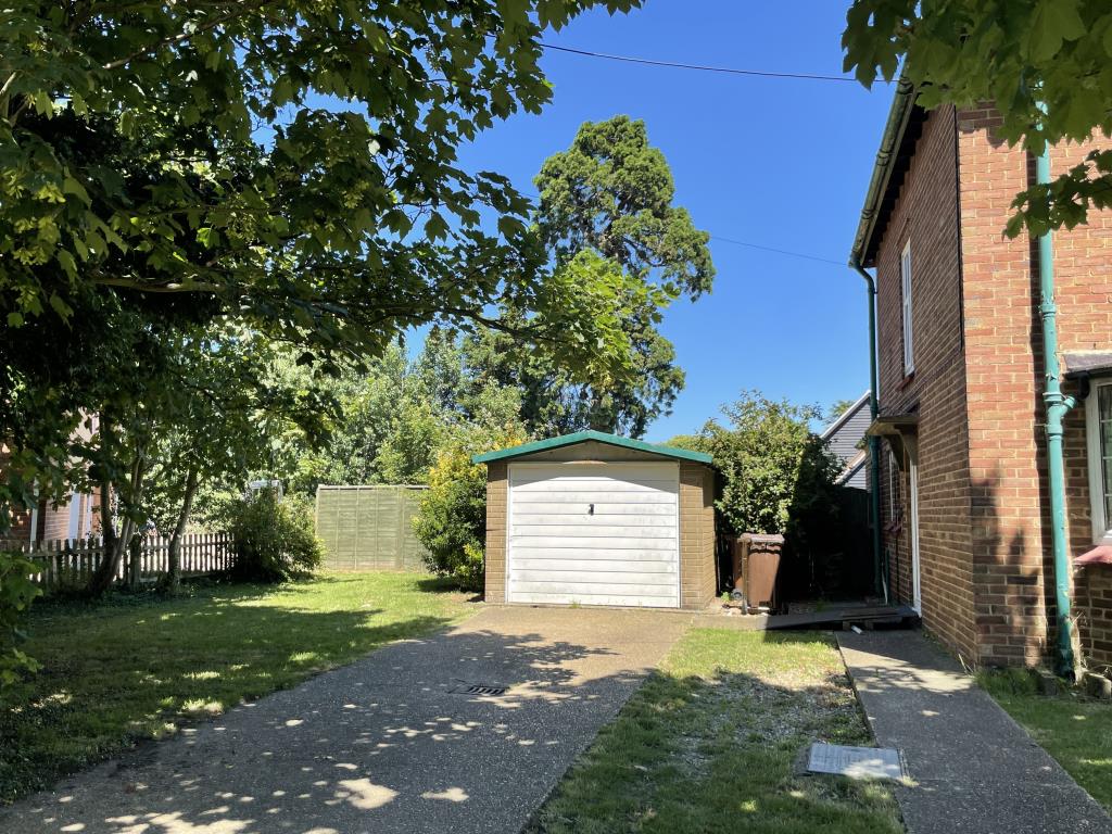 Lot: 32 - SEMI-DETACHED COTTAGE WITH POTENTIAL FOR EXTENSION ON LARGE PLOT - Side Garden